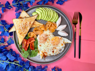 Яєчня з лососем та крем-сиром