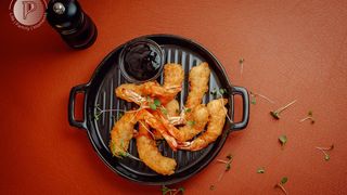 Тигровые креветки темпура с соусом