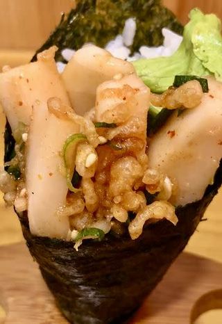 124. Temaki pez escolar negro con picante
