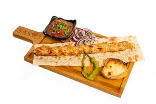 Пилешки шиш кебап от мляно пилешко с гарнитура (450г)