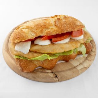 Panino con cotoletta, mozzarella, pomodoro e lattuga