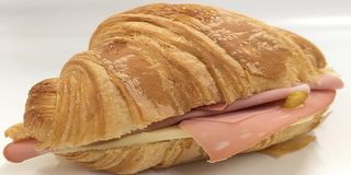 Croissant mortadella e fontina
