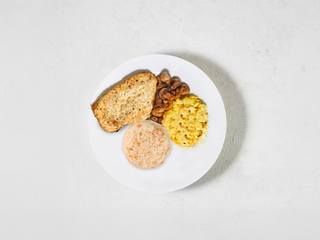 Сніданок з куркою, скремблом та квашеною капустою (американський)