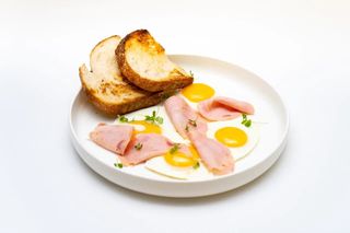 Глазунья с ветчиной из индейки