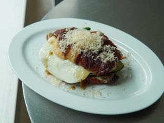 Круасан з ковбасками гриль (305г)