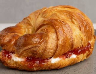 Croissant Con Queso Crema Y Mermelada