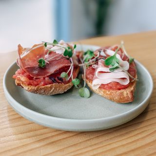 Tostada Con Jamón Serrano y Tomate Rallado