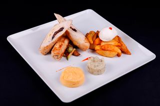 Piletina sa dimljenim sirom i suvim šljivama