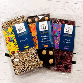 Tris di cioccolata, pistacchio, nocciole e frutti di bosco