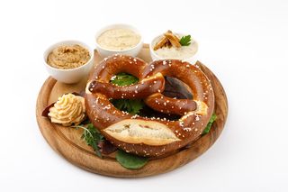 Degustazione di salse con brezel