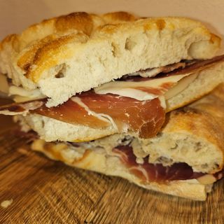 Focaccia de Jamón ibérico y queso provolone 