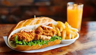 1 Sandwich (Poulet ou Viande Hachée) + ration frite + Jus panaché