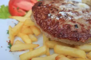 Pljeskavica punjena gurmanska sa pomfritom 200 gr