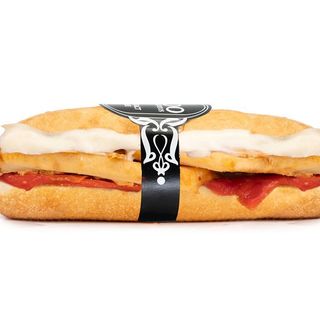 54. Pollo kebab, pimiento rojo y salsa alioli