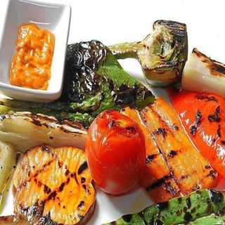 Parrillada De Verduritas Del Baix Con Romesco