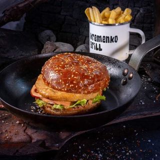 Mala pileća pljeskavica s pomfritom