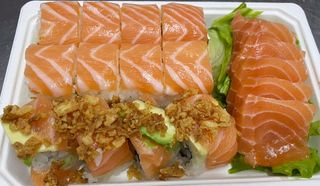 A31 - California de Abacate com Queijo Creme, California de Gambas Panadas com Queijo Creme e Salmao, Sashimi de Salmao (17 un.)