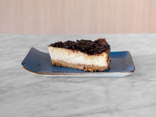 Tarta de queso con mermelada de arándanos