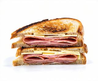 Toast con salame e formaggio