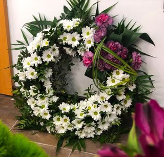 Coroana crizanteme , garoafe verdeata si suport