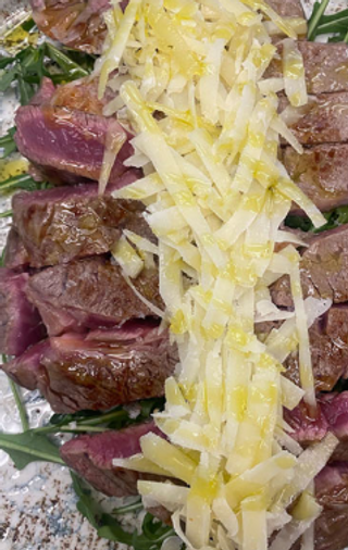 Entrecôte con rucola, pomodorini e scaglie di caciocavallo