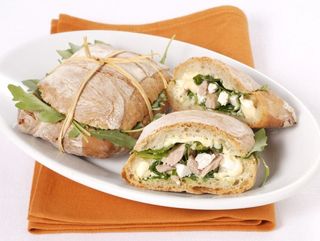 Panino con mozzarella, tonno, acciughe, cipolla e rucola