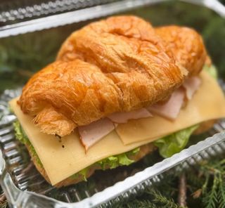 Круасан-сендвіч з куркою