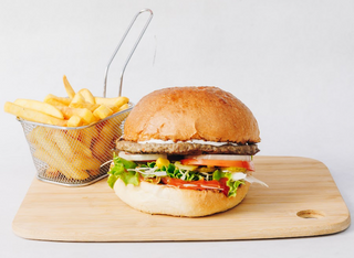 Hamburger i pomfrit sa sirom