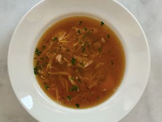 Курячий бульйон з пастою тальеліні