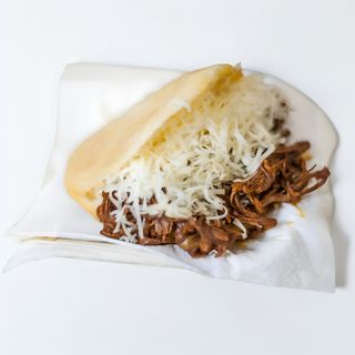 Arepa de Mechada y Amarillo