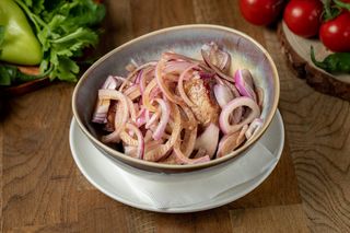 ღორის მწვადი ბროწეულის სოუსში 