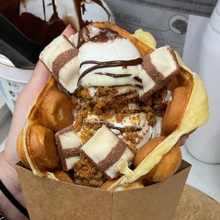 Bubble Waffle Kinder Bueno White con Yogurt