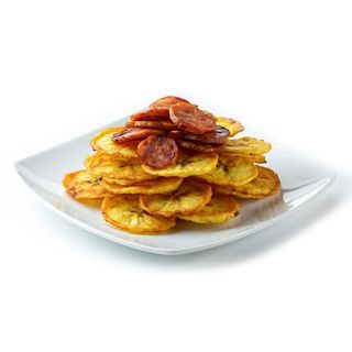 Tapa de patacones con chorizo frito