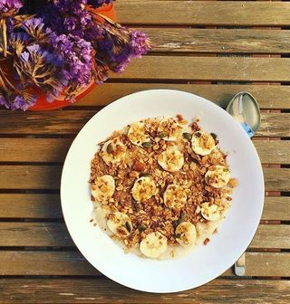 Papas de Aveia com Banana, Granola e Canela