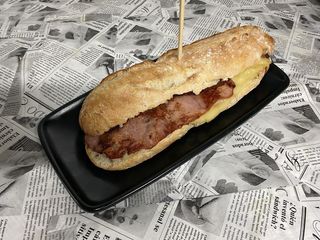 Bocata De Salchicha, Huevo Y Bacon