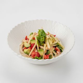 Салат с курицей и авокадо