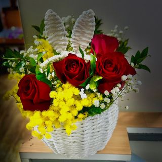 Cesto di Mimosa e rose 