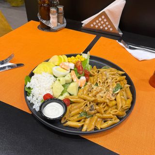 moitié salade (niçoise, Cesar, chef) moitié pasta 