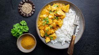 Pui în sos curry cu orez basmati