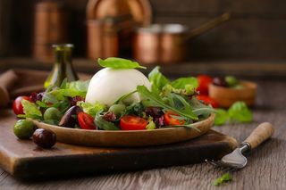 Ensalada De Burrata Al Pesto Siciliano