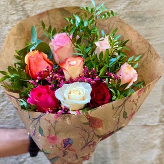 Ramo de 8 rosas de color variado