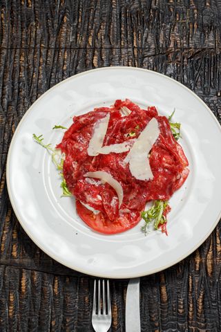 Карпачо Баттікарне з яловичини з томатами та трюфельним сиром