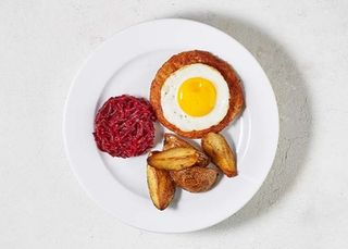 Сніданок баварський з картоплею запеченою та буряком