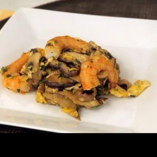 Revuelto de setas con langostinos
