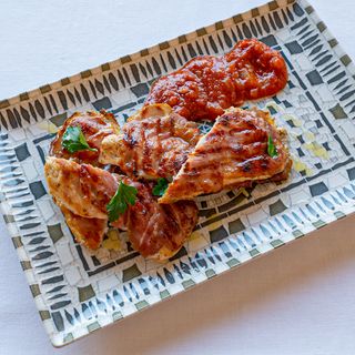 Pileća prsa omotana pršutom s prilogom