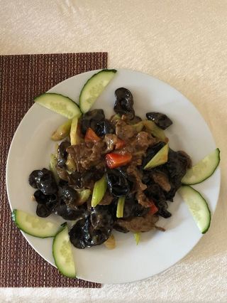 Vita cu telina si urechi de lemn