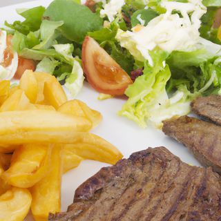 Ternera, Patatas Y Ensalada