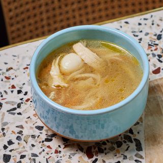 ქათმის სუპი ატრიით და მწყერის კვერცხით