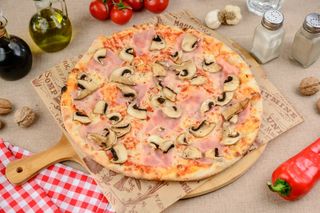 Pizza Prosciutto Funghi
