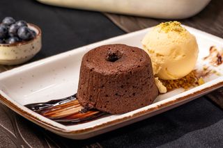 Lava cake de ciocolata neagra cu inghetata de vanilie
